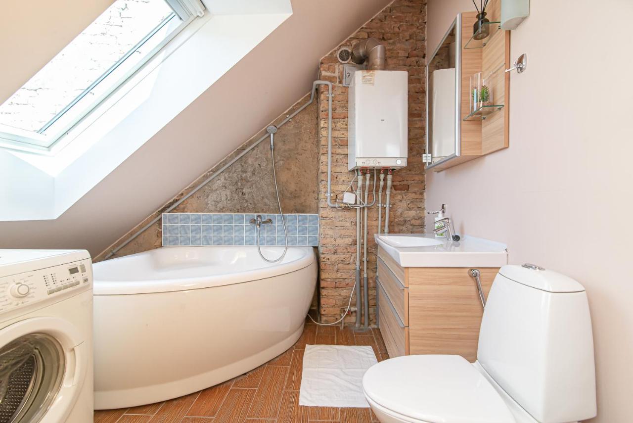 Spacious 2-Bedroom Apartment With Sauna In Vilnius Old Town By Urban Rent Bagian luar foto