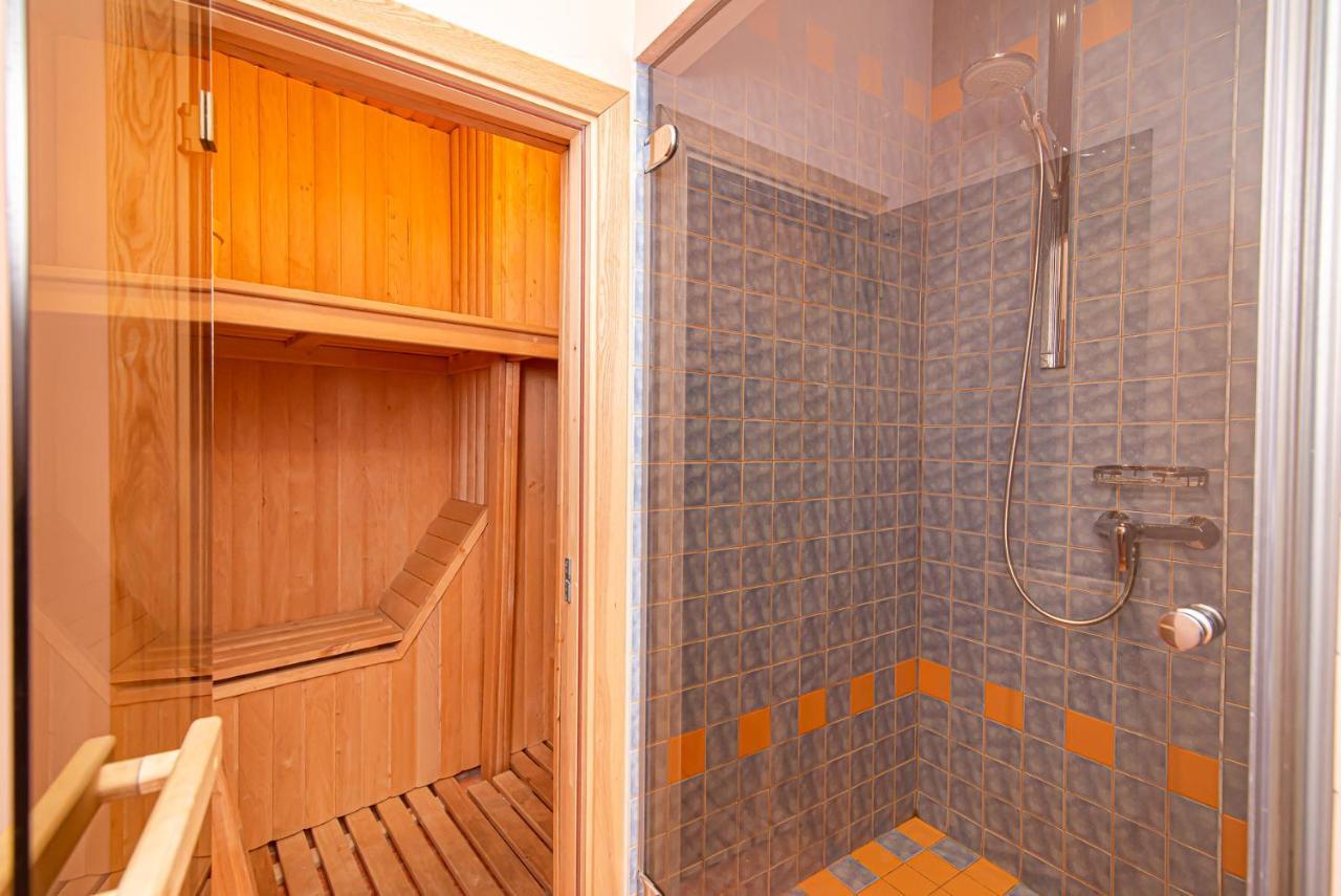 Spacious 2-Bedroom Apartment With Sauna In Vilnius Old Town By Urban Rent Bagian luar foto